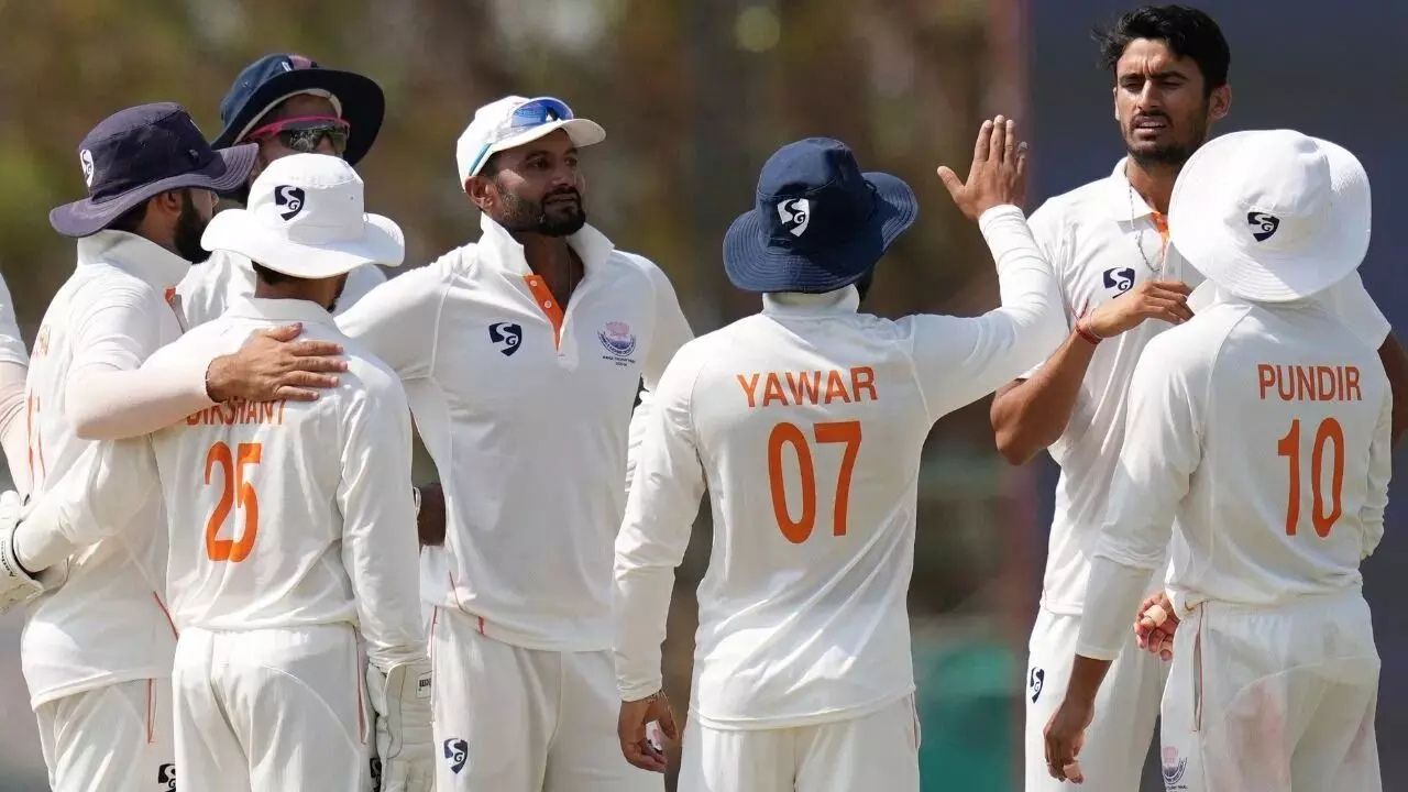 জম্মু কাশ্মীর রঞ্জি ট্রফি চ্যাম্পিয়ন আকিব নবি