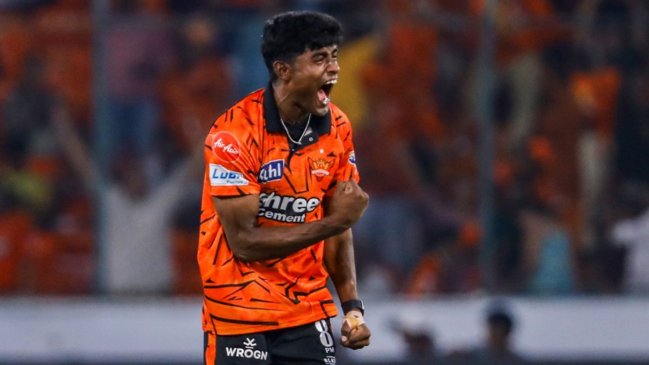 সাকিব হুসেন দুর্দান্ত বোলিং